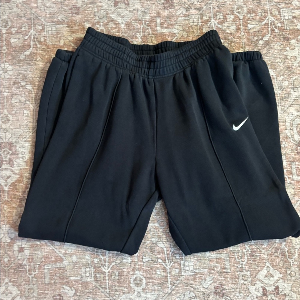 Nike women’s sportswear essential fleece pants
